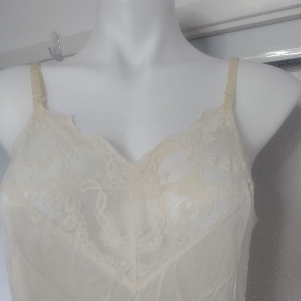 VANITY FAIR Vintage Lace Trimmed Ivory Cream Slip Nightie Dress size 36 - Picture 2 of 6